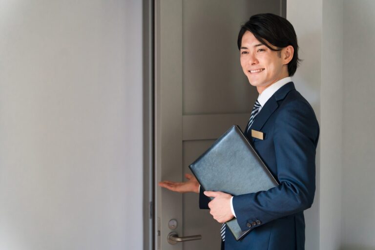 玄関でお客様をお迎えする育咲ホームのスタッフ