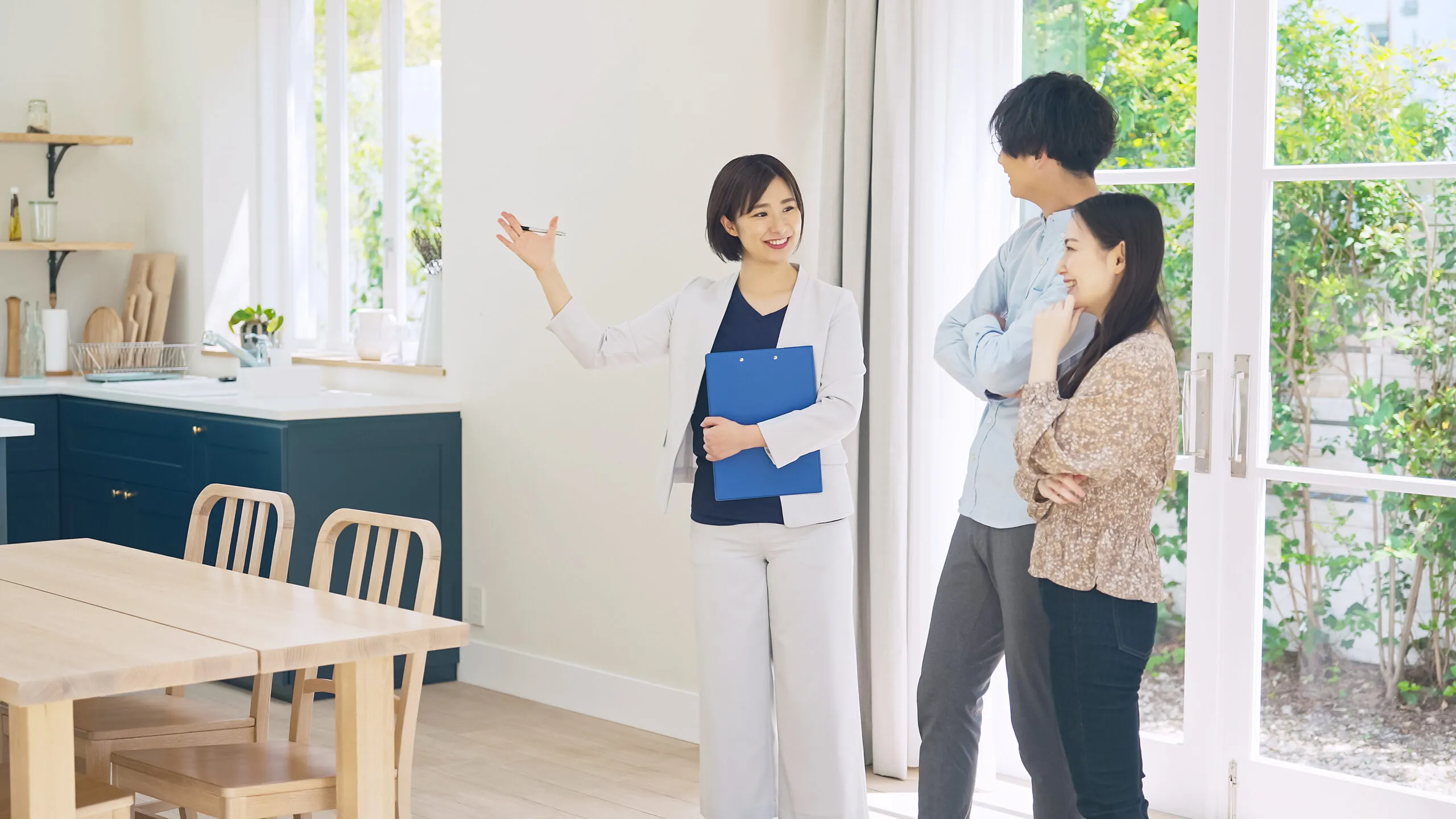 ショールームで、担当者がご夫婦に間取りと暮らし方を説明している場面